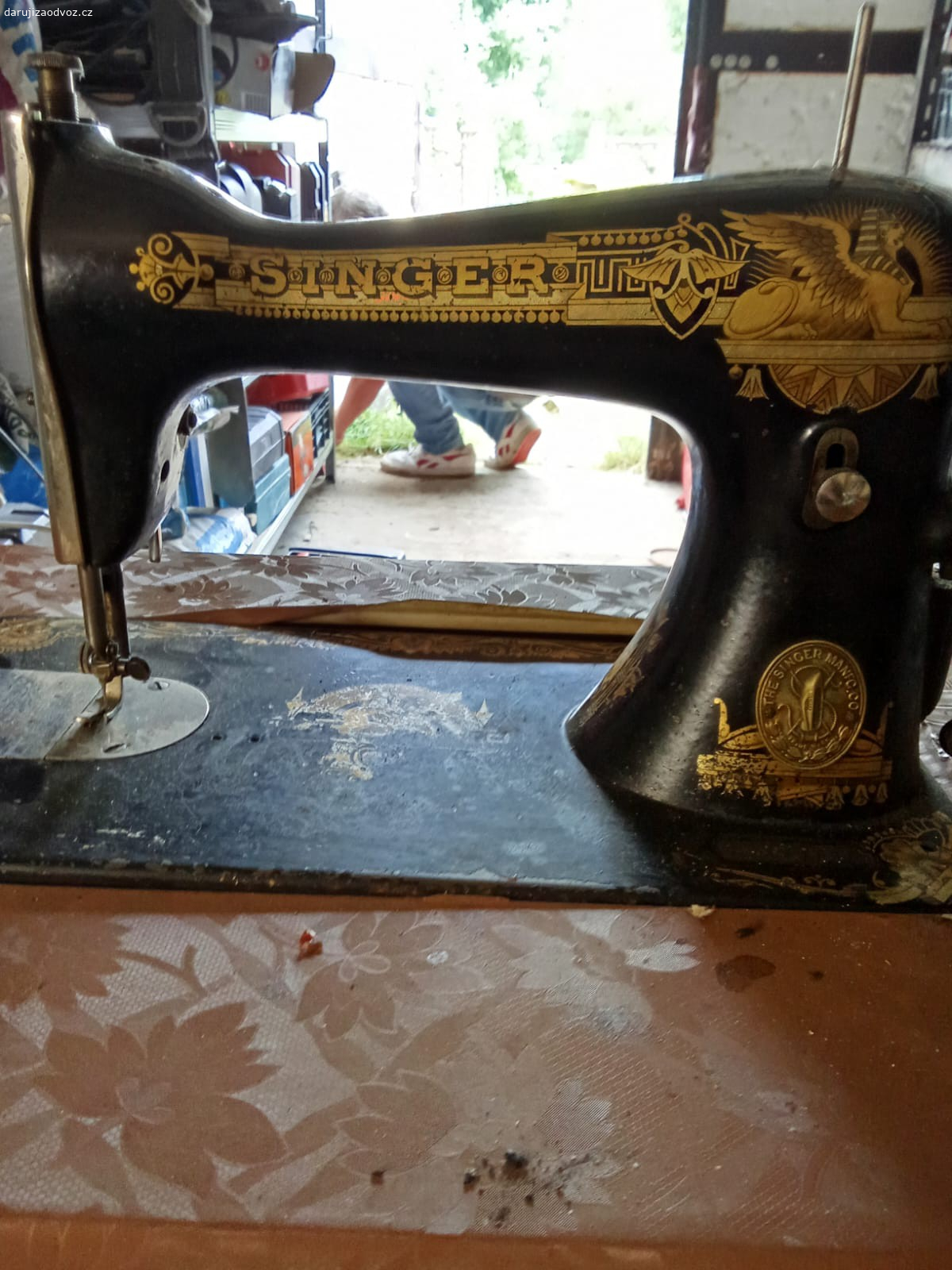 šicí stroj. stariší šicí stroj