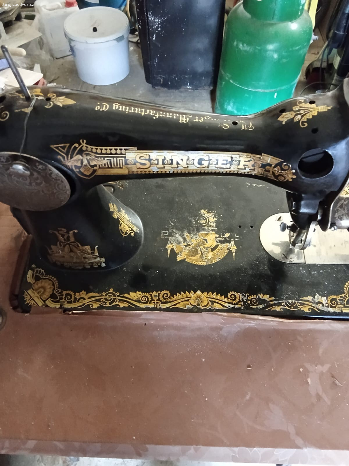 šicí stroj. stariší šicí stroj