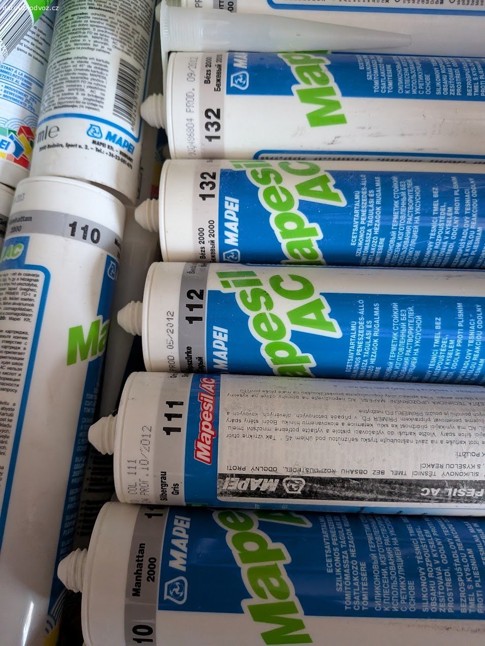 Silikony Mapei různé barvy. Daruji za odvoz krabici sanitárních silikonů Mapei Mapesil AC (310 ml), různé odstíny –
Manhattan 2000, stříbrošedá, šedá střední, béžová, jasmínová.
Pozor, jde o starší zásobu (výroba cca 2012–2013), tedy dávno po doporučené době
skladovatelnosti. Část kartuší může být uvnitř vytvrdlá – neručím za použitelnost,
berte jako pokus. Neotevřené, skladované v suchu.
• Značka: Mapei Mapesil AC, 310 ml
• Počet: cca 15 ks
• Odstíny: Manhattan 2000, stříbrošedá, šedá střední, béžová, jasmínová
• Stav: neotevřené, ale po expiraci – použitelnost nezaručena
Rád ocením i výměnu za ovoce, zeleninu nebo zavařeniny ze zahrádky.
Vyzvednutí osobně – Praha-Řeporyje, po domluvě SMS.
Pište pouze SMS a rovnou kdy se můžete zastavit.