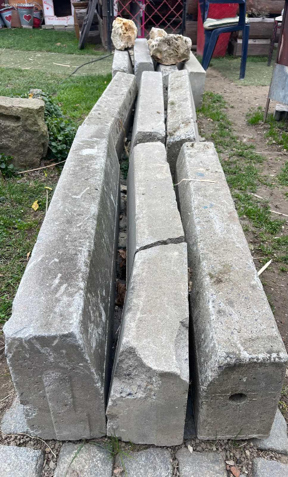 Silniční obrubník. Daruji za odvoz 10 ks silničních obrubníků délka 100 cm, šířka 15 cm, výška 25 cm (dva mají výšku 30 cm). Kontakt nejlépe whatsapp