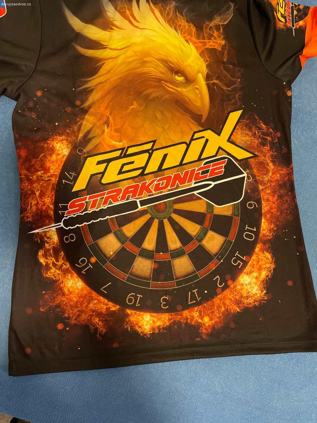 Sipkarsky dres. Daruji za postovne sipkarsky dres. Sice je personalizovany, ale nikdy jsem jej z urcitych duvodu neoblekla. Velikost L, pruramky 50cm, délka od ramene 71cm. Kapsicka na prsou

Logo klubu Fenix Strakonice, na zadech pod limcem jmeno (s dlouhymi vlasy by ani nemuselo byt videt ?

Pro trenink nejake slecny/pani na zahrade jiste fajn.