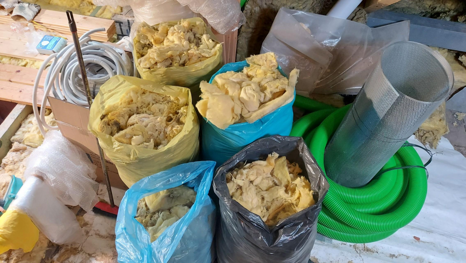 Skelná vata-demontovaná, použitá. Skelná vata -demontovaná, použitá, drť. Je suchá, pytlovaná. Obsahuje i zčernalé kusy. Za odvoz.