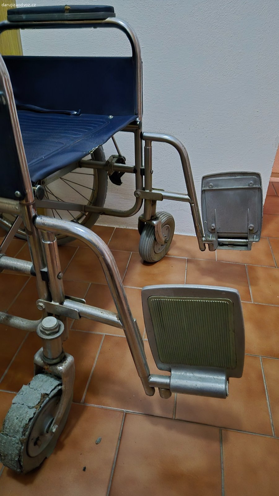 Skládací invalidní vozík za odvoz. Nálezový stav! (zpuchřelé pneu atd.)
Brzdy na obou stranách.
Šířka 70 cm, ve složeném stavu 30 cm.
Bez dopravy, pouze osobní předání v místě.