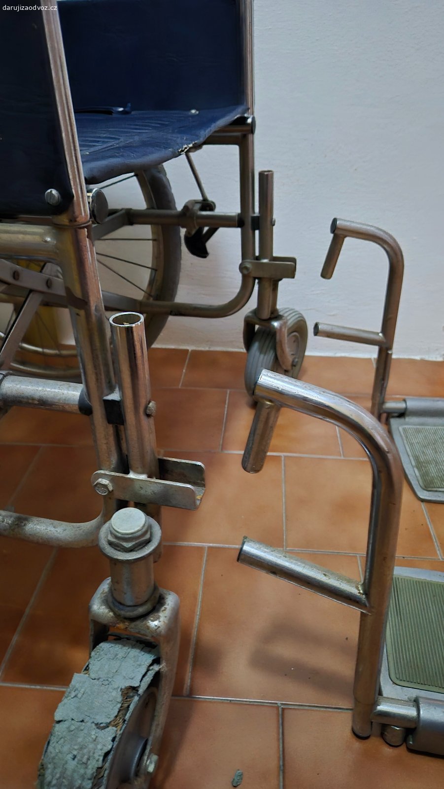 Skládací invalidní vozík za odvoz. Nálezový stav! (zpuchřelé pneu atd.)
Brzdy na obou stranách.
Šířka 70 cm, ve složeném stavu 30 cm.
Bez dopravy, pouze osobní předání v místě.