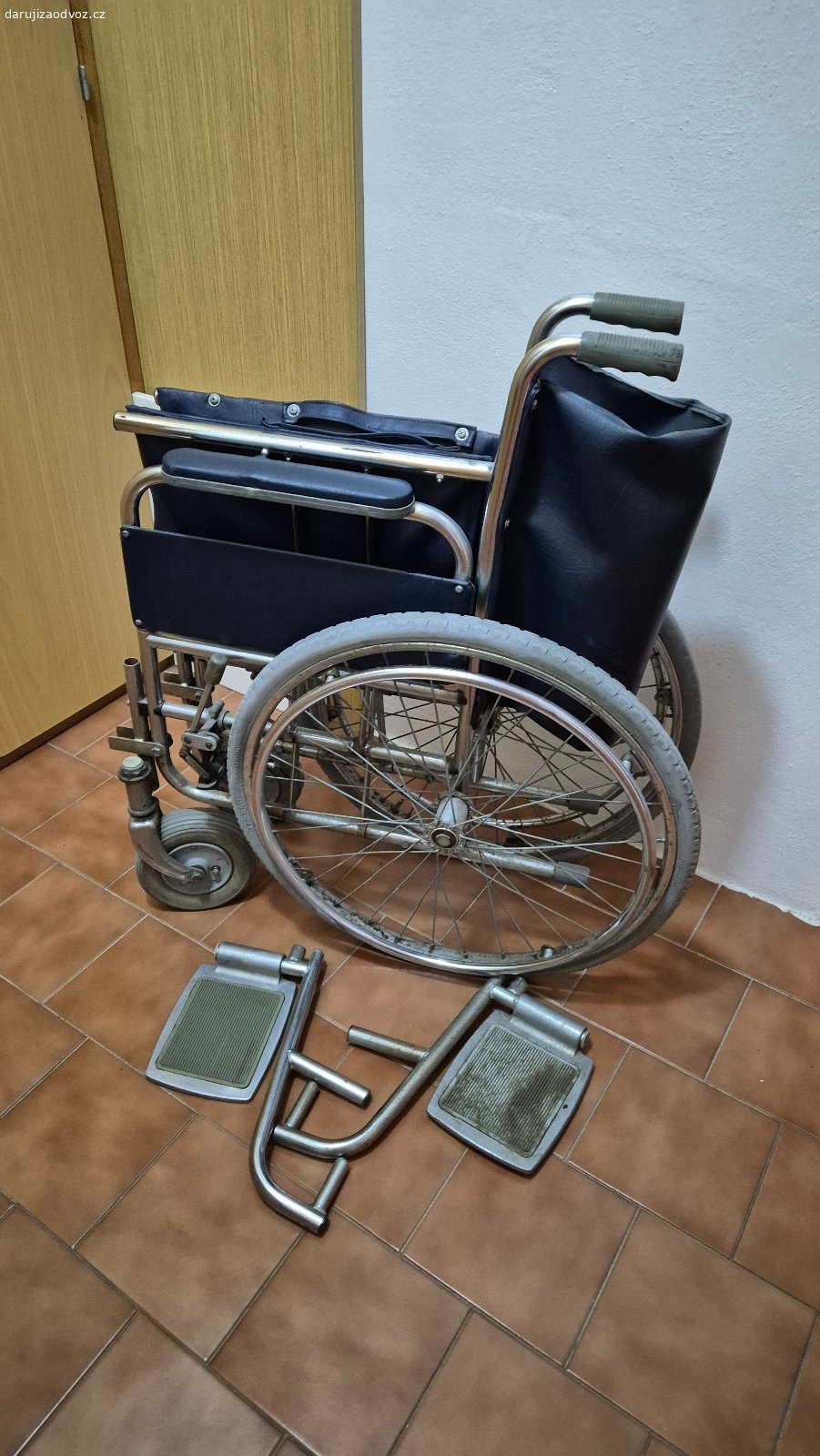 Skládací invalidní vozík za odvoz. Nálezový stav! (zpuchřelé pneu atd.)
Brzdy na obou stranách.
Šířka 70 cm, ve složeném stavu 30 cm.
Bez dopravy, pouze osobní předání v místě.