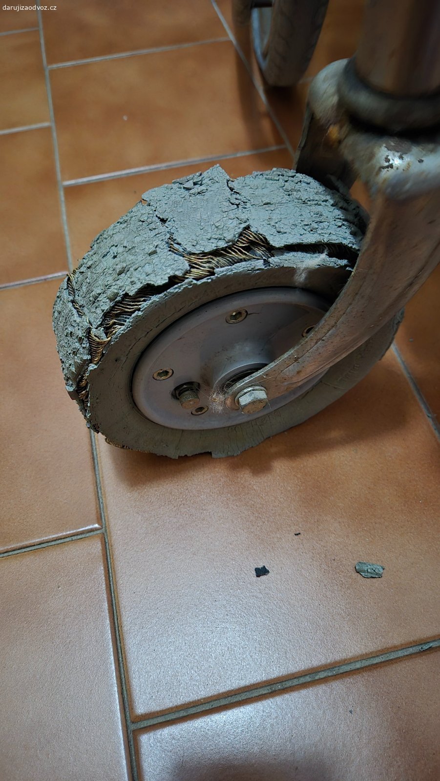 Skládací invalidní vozík za odvoz. Nálezový stav! (zpuchřelé pneu atd.)
Brzdy na obou stranách.
Šířka 70 cm, ve složeném stavu 30 cm.
Bez dopravy, pouze osobní předání v místě.