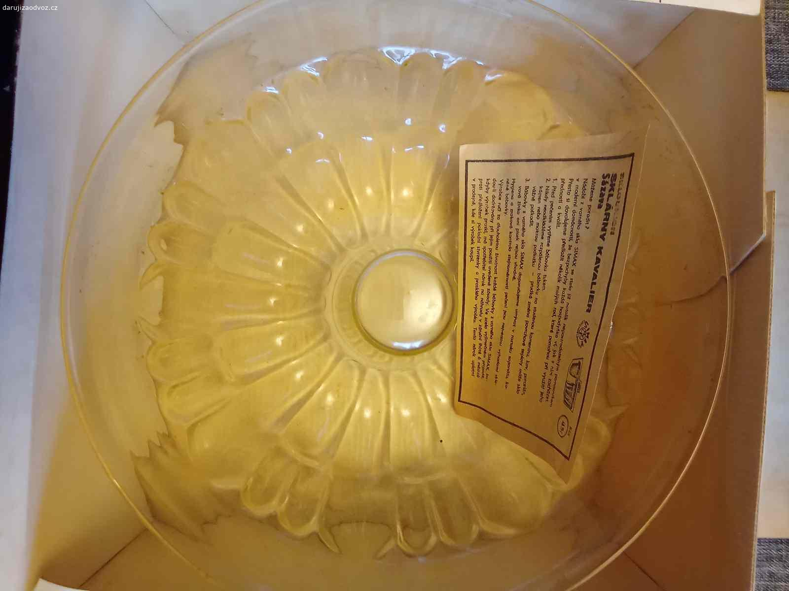 Skleněná forma na bábovku. Skleněná forma na bábovku Simax, ještě v původním obalu. Top stav. Vyměním za vonnou svíčku.