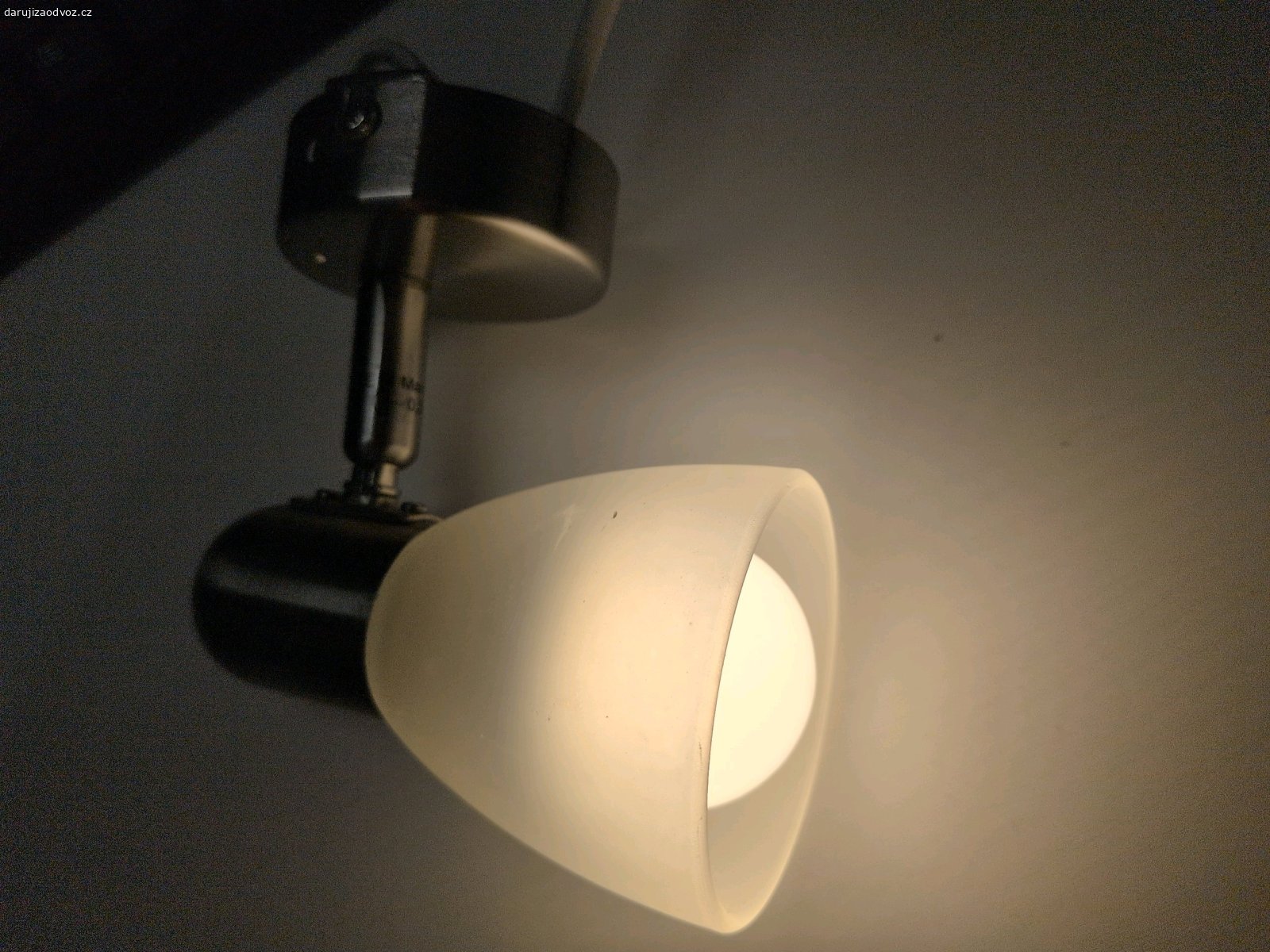 skleněná lampička s kovovým držákem. funkční lampička s vypínačem, 220V, se žárovkou, bílý kabel, skleněné stínítko z matného skla, kovový držák 
jen osobní vyzvednutí