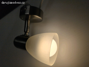 skleněná lampička s kovovým držákem