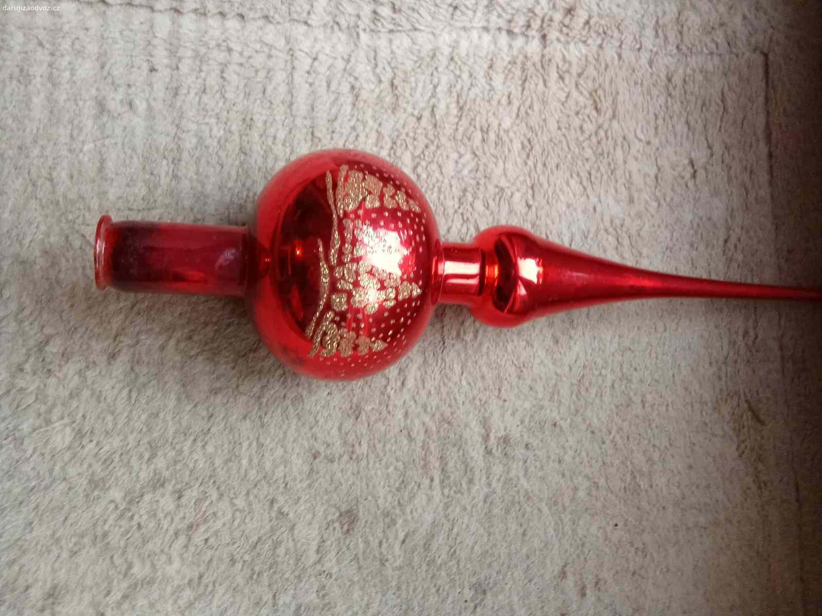 Skleněná špička na stromeček. Vyměním starou skleněnou špici na vánoční stromek z foukaného skla za vonnou svíčku.