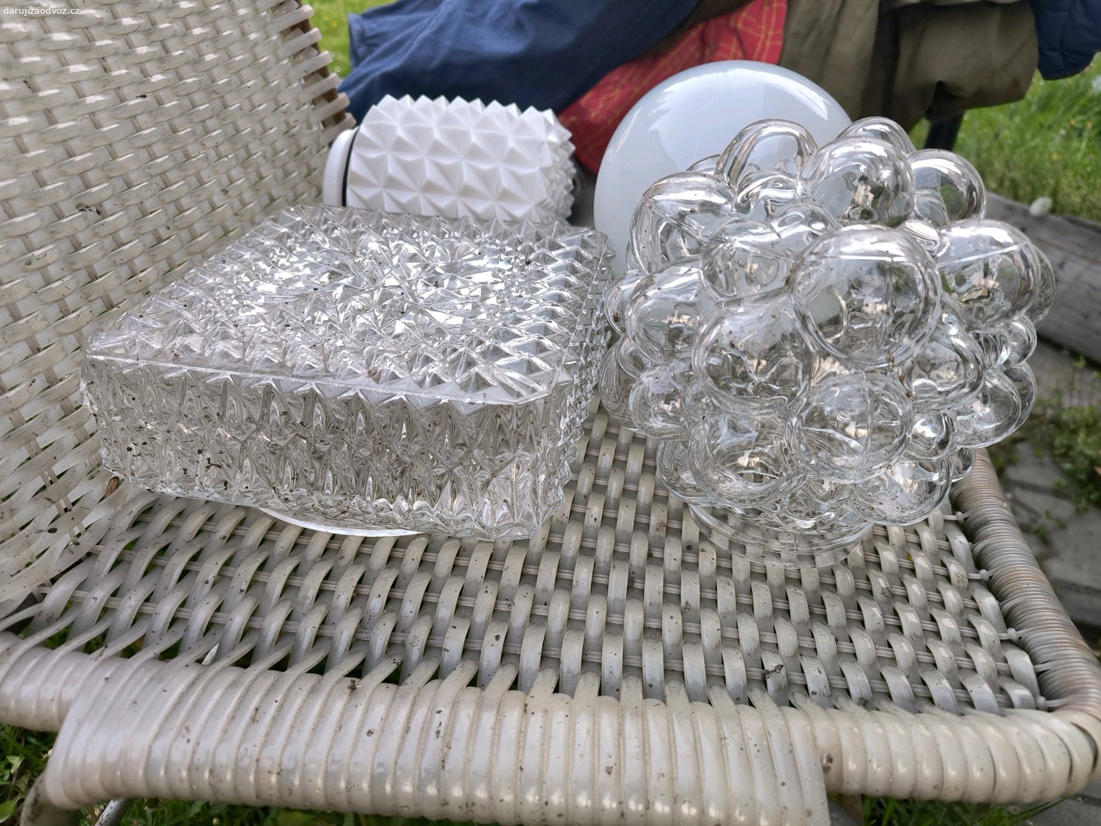 skleněná stínítka. skleněné kryty na staré lampy, mám ještě další nevyfocené.