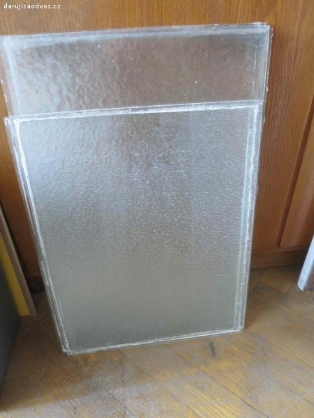 Skleněné výplně do pokojových dveří. Použité skleněné tabulky z pokojových dveří, sklo z jedné strany hladké, z druhé tlačené (tzv. konfeta). Rozměry: 48 x 38 cm (2 kusy), 58 x 38 cm (4 kusy). Tloušťka 3 mm.