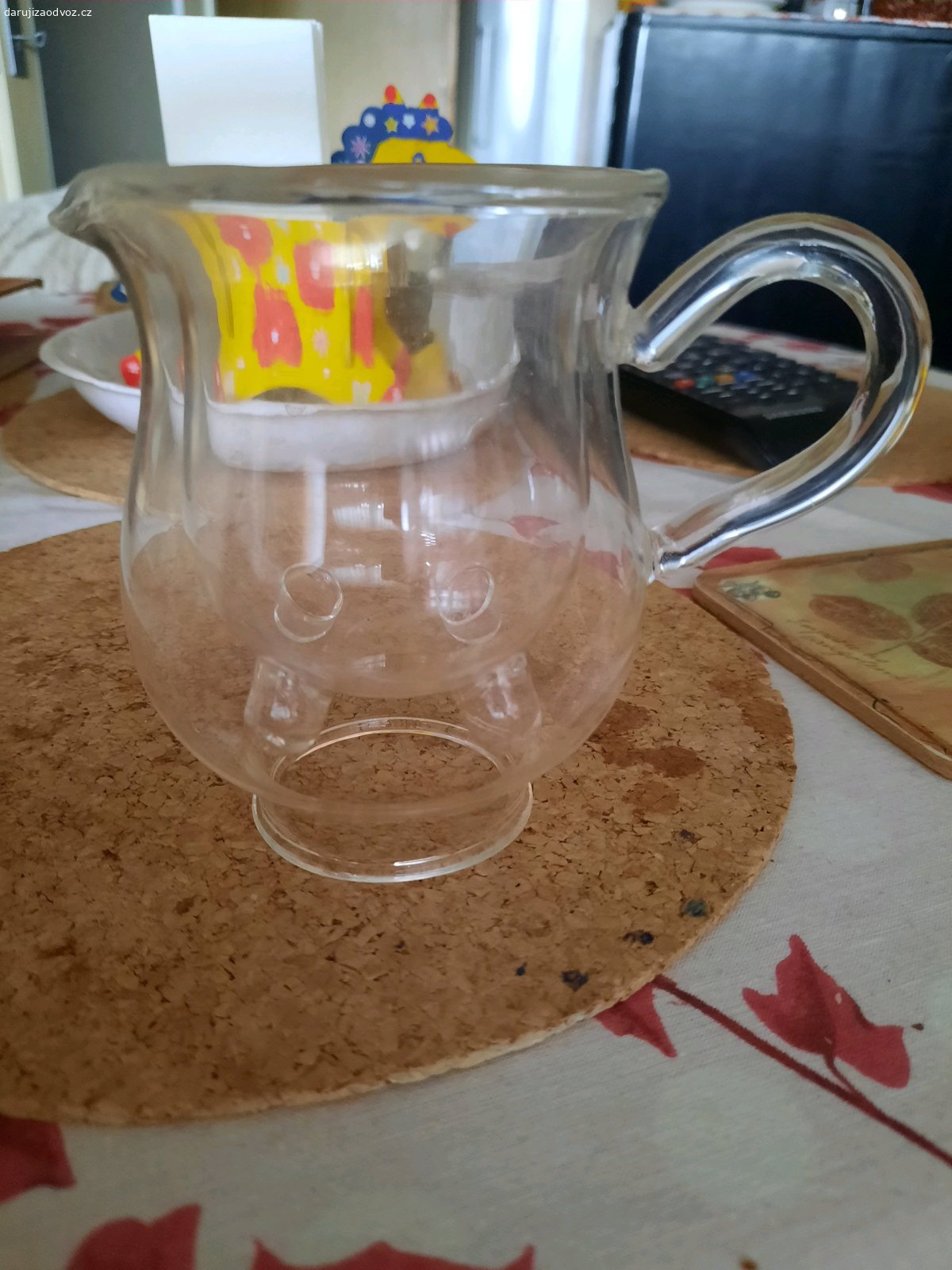 Skleněný hrnek a mlékovka. Skleněný hrnek a konvička na mléko