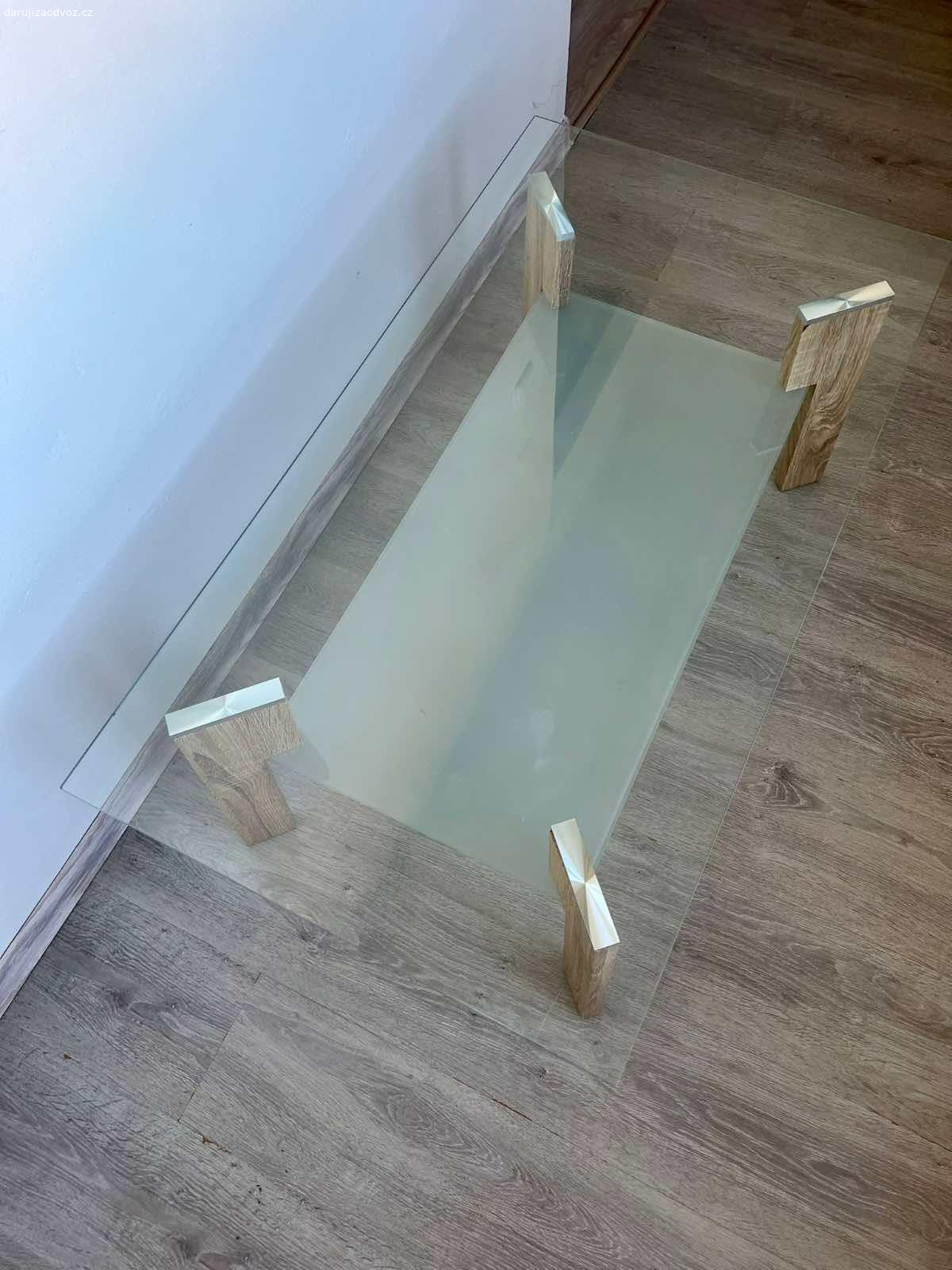 Skleněný konferenční stůl. Dobrý den,

 daruji za odvoz tento konferenční stolek. Stolek má pár škrábanců. 

Místo odvozu: Praha - Chýně, ulice Tichá

Skleneny stul: sirka: 110 cm, hloubka 60 cm, vyska: 42 cm