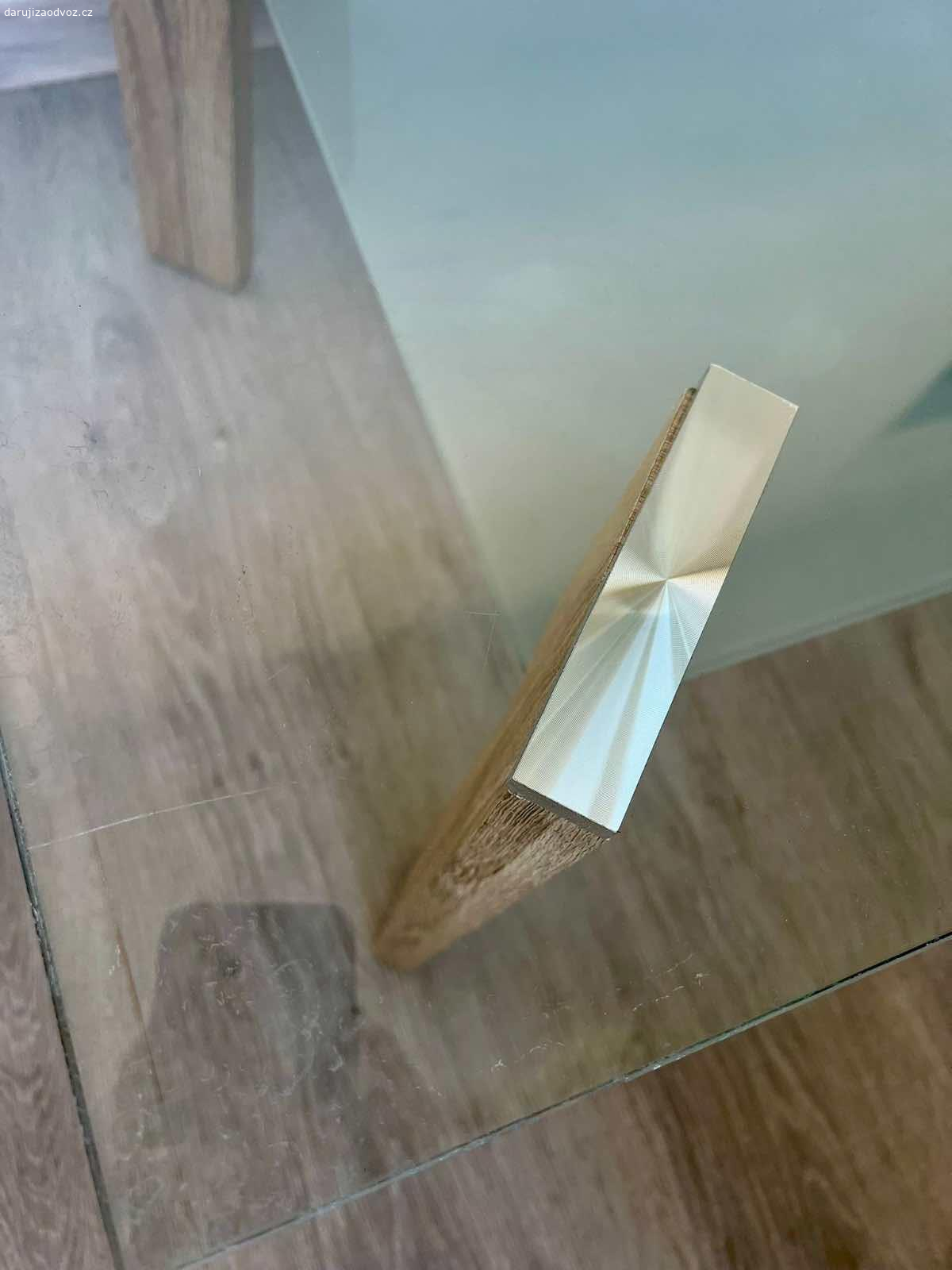 Skleněný konferenční stůl. Dobrý den,

 daruji za odvoz tento konferenční stolek. Stolek má pár škrábanců. 

Místo odvozu: Praha - Chýně, ulice Tichá

Skleneny stul: sirka: 110 cm, hloubka 60 cm, vyska: 42 cm