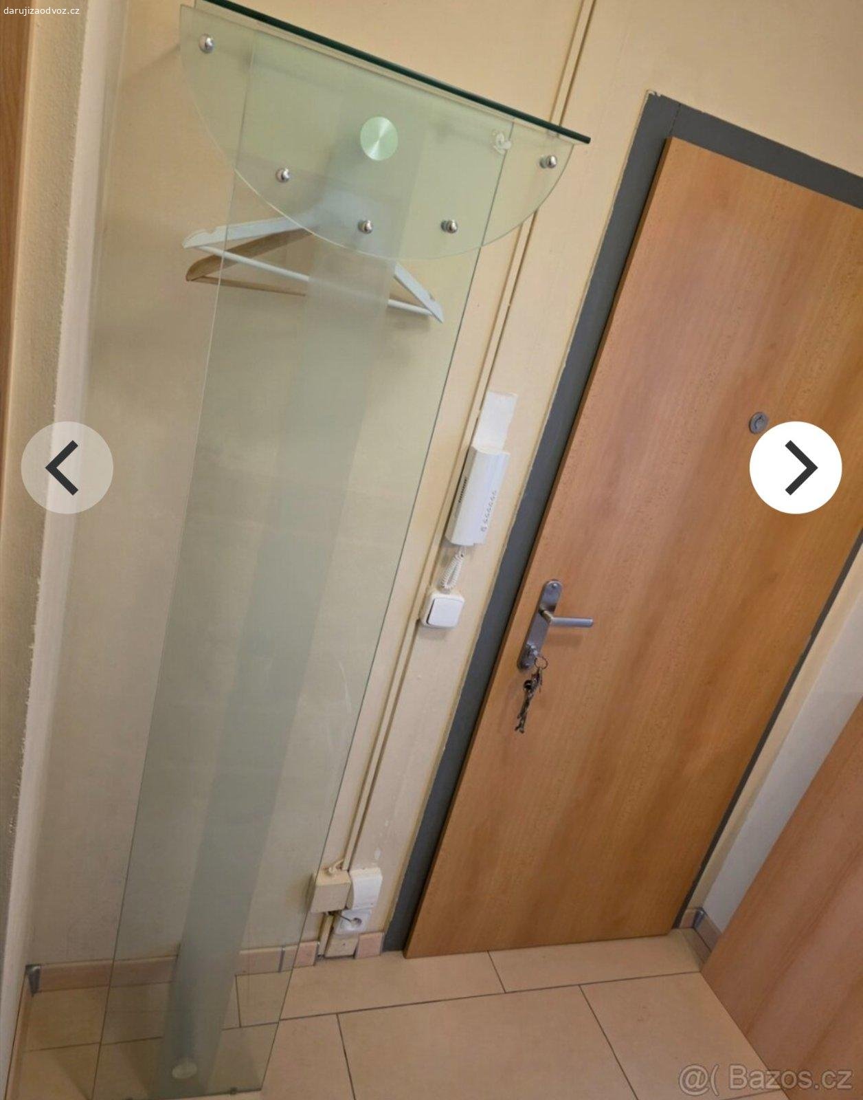 Skleněný věšák. Daruji skleněnou věšákovou stěnu v dobrém stavu.
Pouze osobní odběr Praha 8, Kobylisy. Nedoporučuji převážet přes MHD! Věšák je velký, těžký cca 20 kg a skleněný.