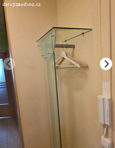 Skleněný věšák