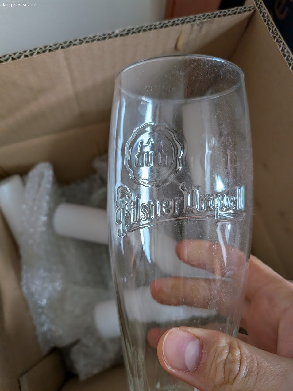 Sklenice 14 ks (7 na alkohol, 7  pivních). Daruji za odvoz sadu 14 sklenic – 7 nízkých na tvrdý alkohol/destiláty (broušený vzor, Božkov) a 7 vysokých pivních (potisk Pilsner Urquell a Gambrinus). Použité, čisté, bez viditelného poškození.
• Počet: 14 ks (7 nízkých + 7 vysokých)
• Nízké: broušený/diamantový vzor, na alkohol/destiláty, potisk Božkov
• Vysoké:  pivní sklenice, potisk Pilsner Urquell / Gambrinus
• Stav: použité, bez poškození

Vyzvednutí osobně – Praha-Řeporyje, po domluvě SMS.
Pište pouze SMS a rovnou kdy se můžete zastavit.