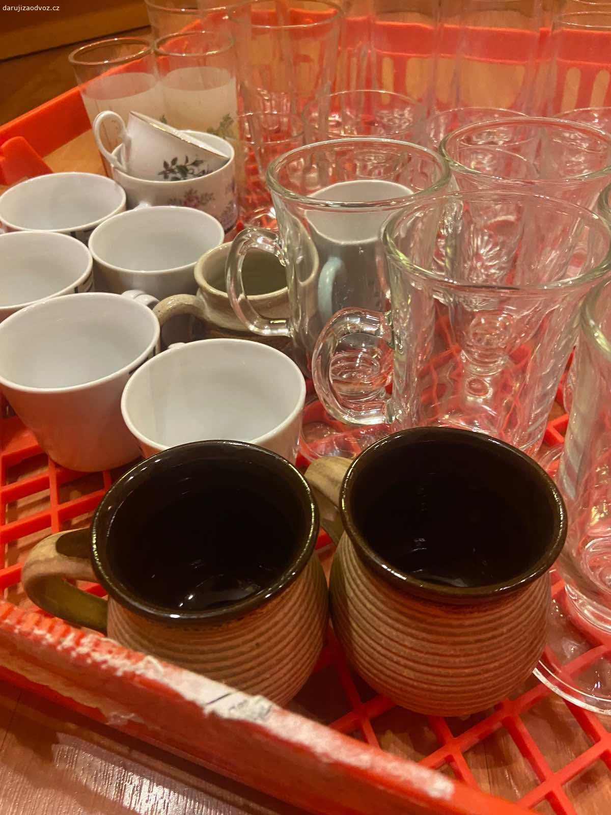 Sklenice a hrnky. Jsou v dobrem stavu, nektere sklenice maji film