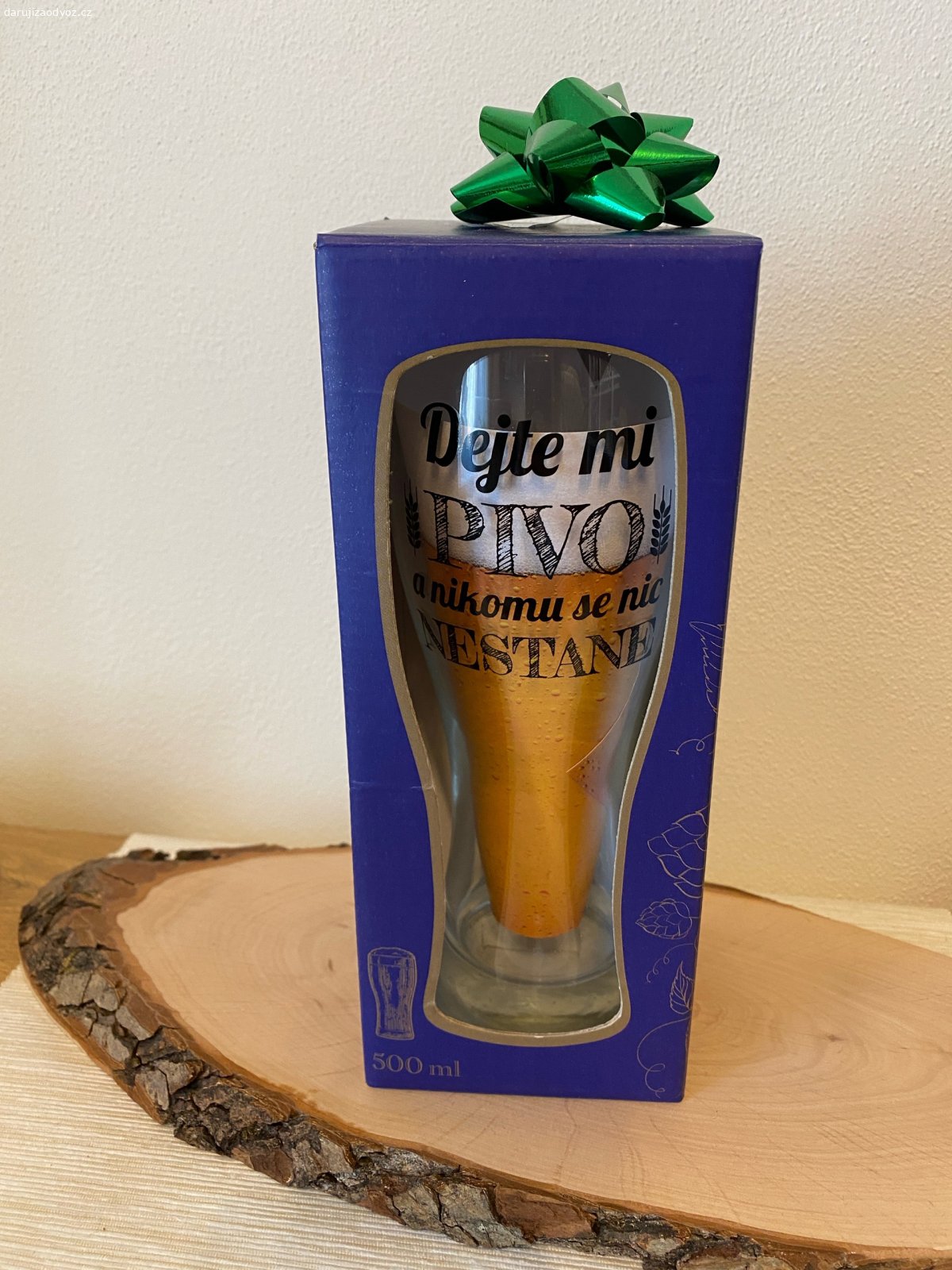 Sklenice na pivo. Skleněné, 500ml
První - včetně dárkové krabičky, s nápisem “Dejte mi pivo a nikomu se nic nestane “
Druhá - bez nápisu, na druhé fotce naplněná šťávou, aby vyniklo, že vypadá jako obrácená lahev od piva