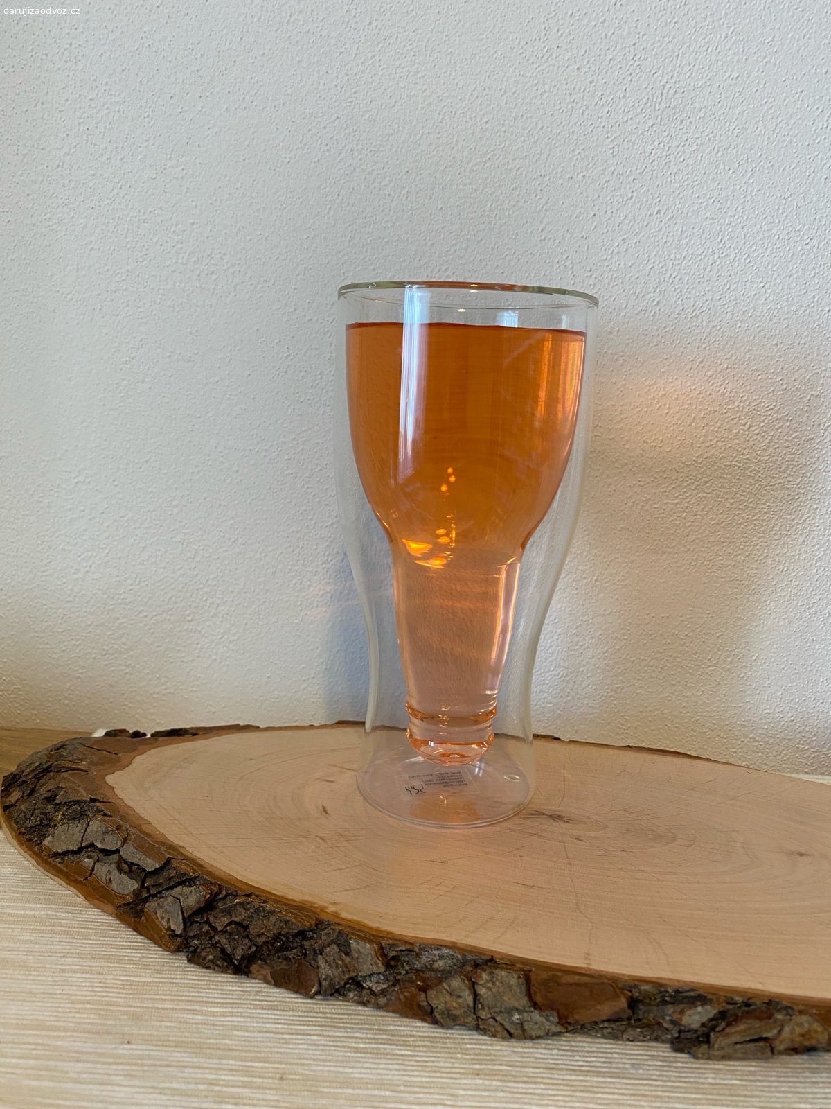 Sklenice na pivo. Skleněné, 500ml
První - včetně dárkové krabičky, s nápisem “Dejte mi pivo a nikomu se nic nestane “
Druhá - bez nápisu, na druhé fotce naplněná šťávou, aby vyniklo, že vypadá jako obrácená lahev od piva