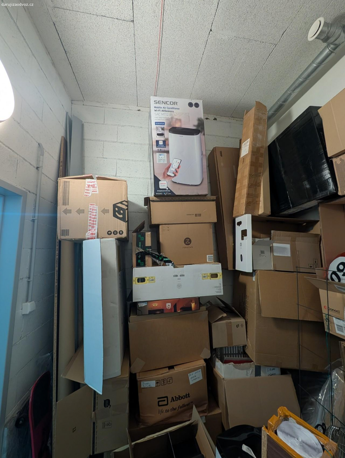 Sklep plný krabic. Všech velikostí, vložené jedna do druhé, z většiny velmi slušný až perfektní stav, lze si i vybrat. Řádově desítky, možná nižší stovky kusů. Možnost vjet autem přímo ke dveřím.