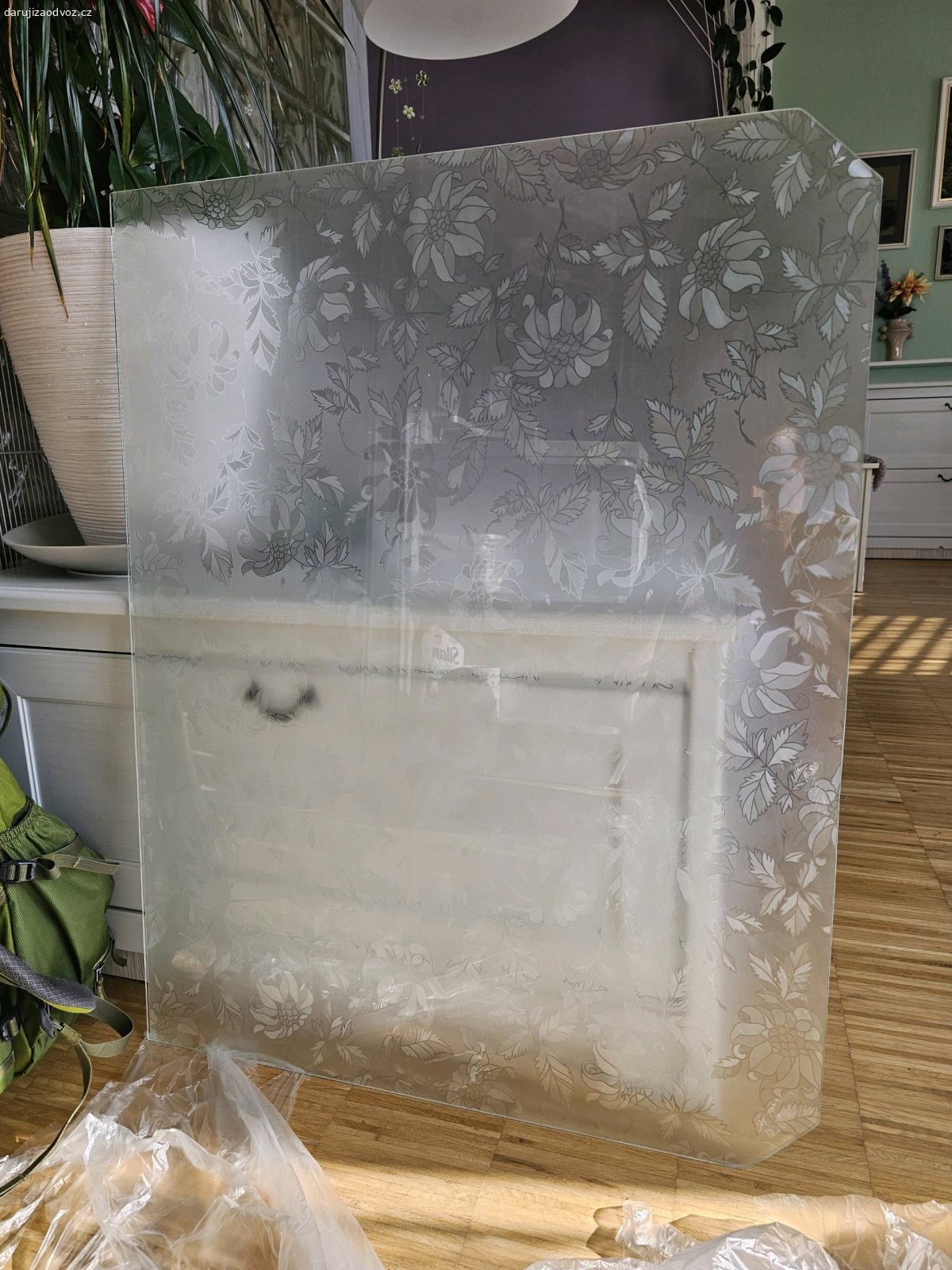 Sklo 68×87×0,4 cm. S dvěma uřízlými rohy. Brno, Bezručova