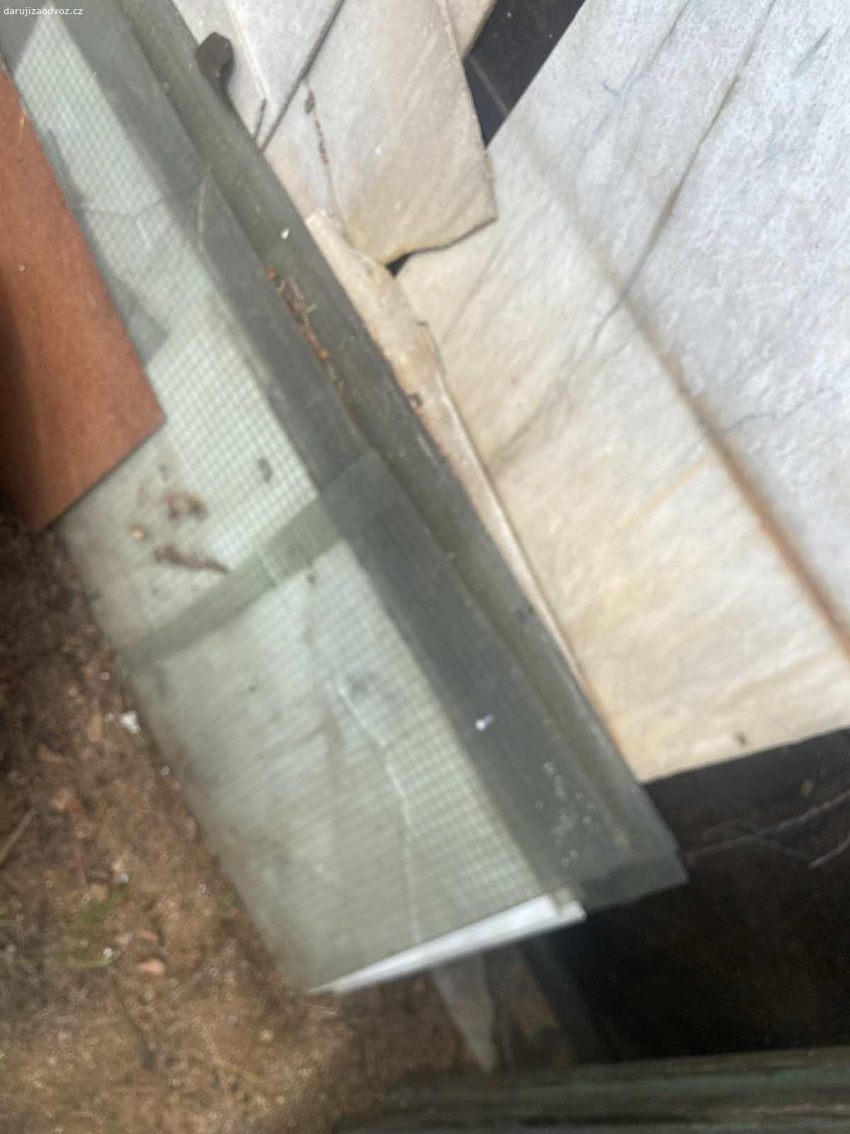 Sklo dratene. nekolik kusu velke formaty 150 cm na 40 cm