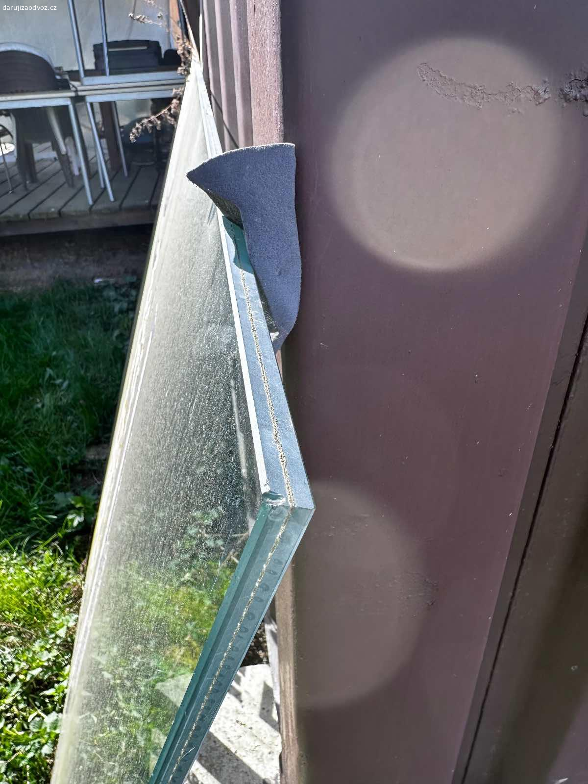 Sklo velké. Dvojité lepené sklo tl 12mm
Rozměr 314,5x145 cm 
Grafika ne něm jsou samolepky, půjdou sloupat 
Ideální třeba na zahradní domek, saunu…