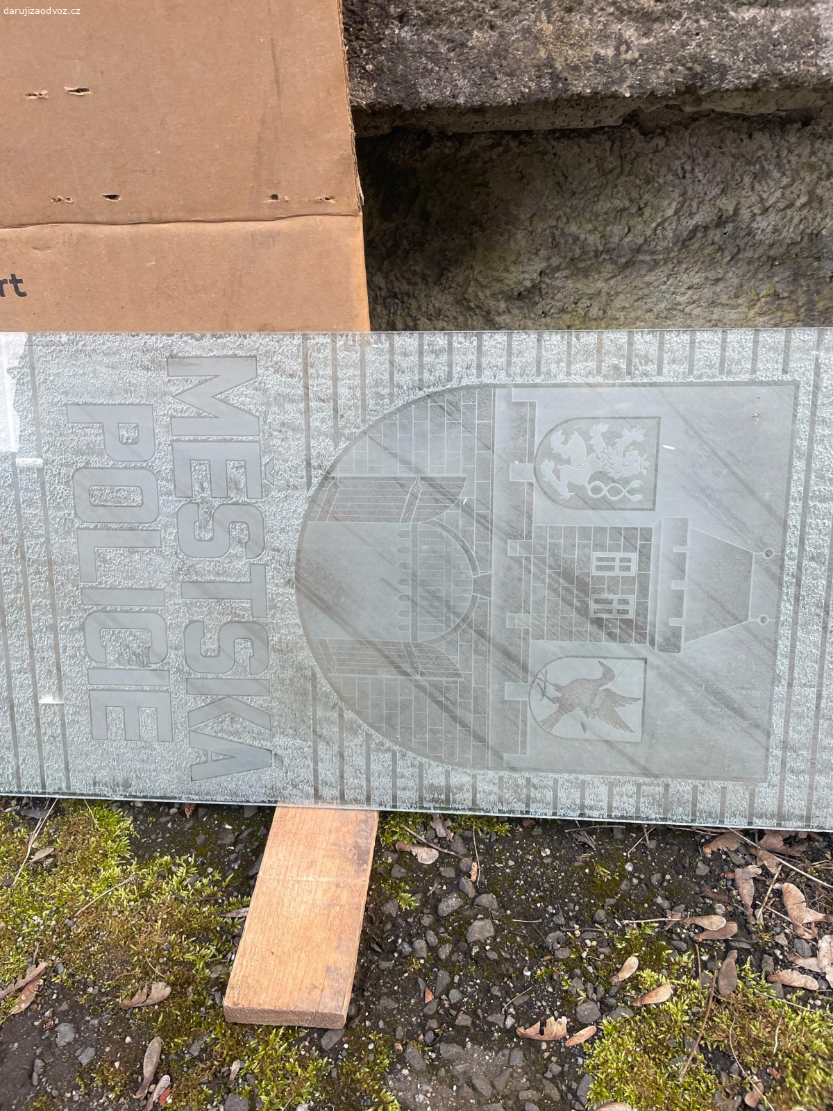 sklo-nejléle vše najednou. foto 1  74x224cm a tloušťka 0,8cm
           2 kusy - Bez nápisu

foto 2-3  43,9x212,9cm 
               4 kusy - nápis Městská policie

foto 4  67,9x212,2cm
            2 kusy - nápis Výstavní síň 

foto 5  60,2x220cm
            2kusy -Mestska knihovna