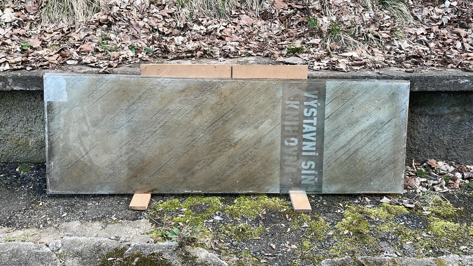 sklo-nejléle vše najednou. foto 1  74x224cm a tloušťka 0,8cm
           2 kusy - Bez nápisu

foto 2-3  43,9x212,9cm 
               4 kusy - nápis Městská policie

foto 4  67,9x212,2cm
            2 kusy - nápis Výstavní síň 

foto 5  60,2x220cm
            2kusy -Mestska knihovna