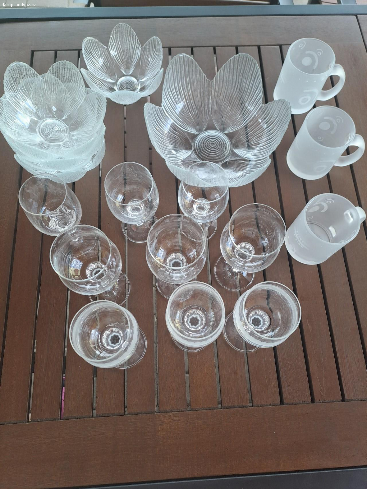 Sklo. skleničky, skleněná mísa, skleněné hrnky