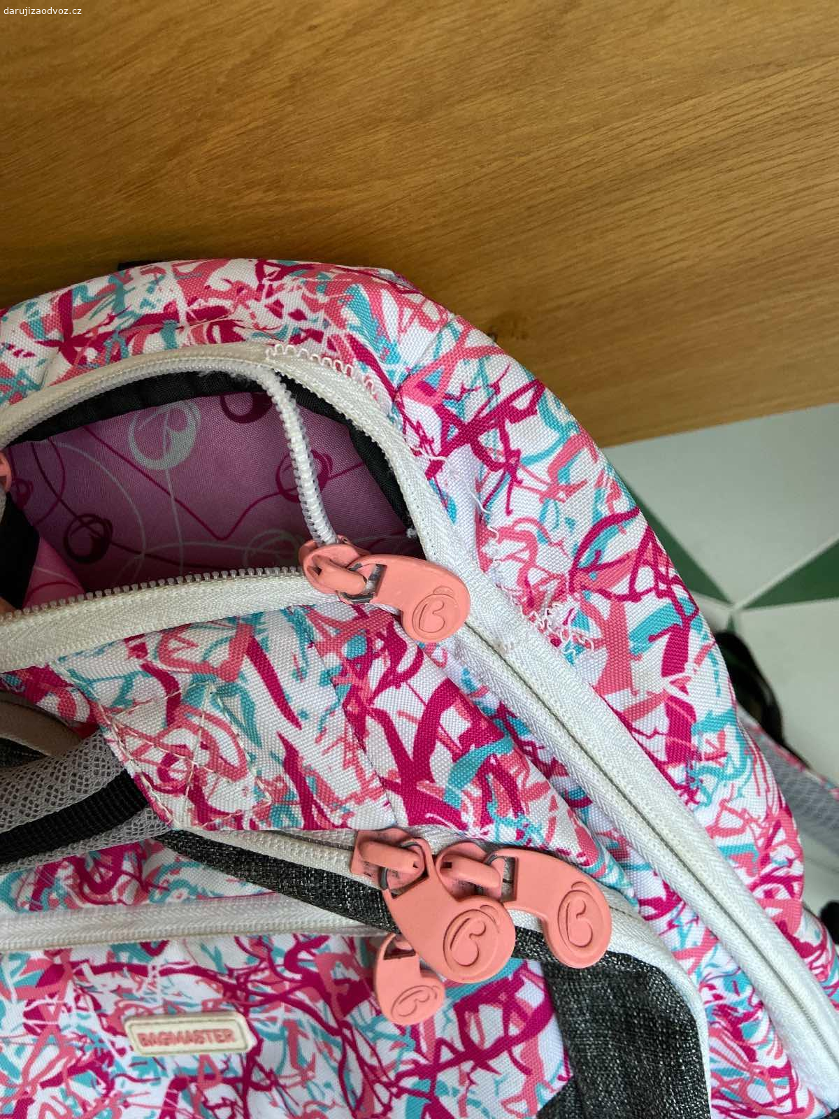Daruji školní batoh. Školní batoh, poškozený zip viz foto.