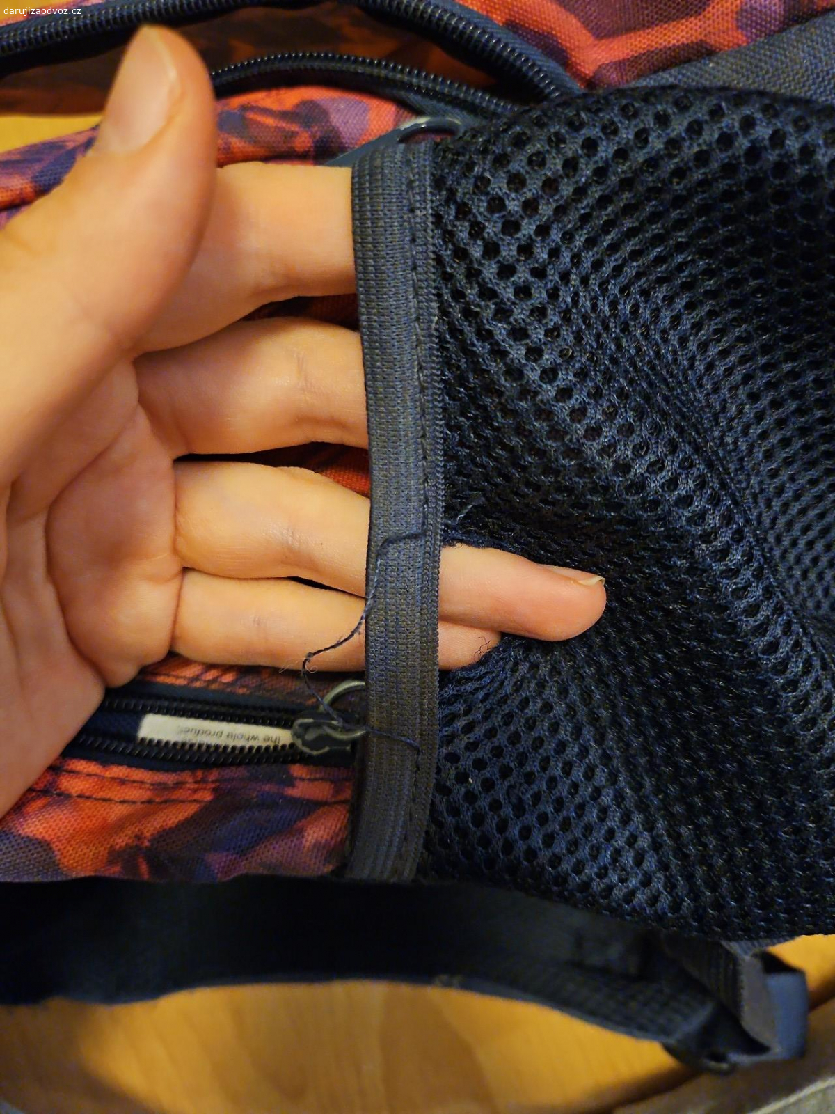 Školní batoh. v jedné kapse na pití díra viz foto