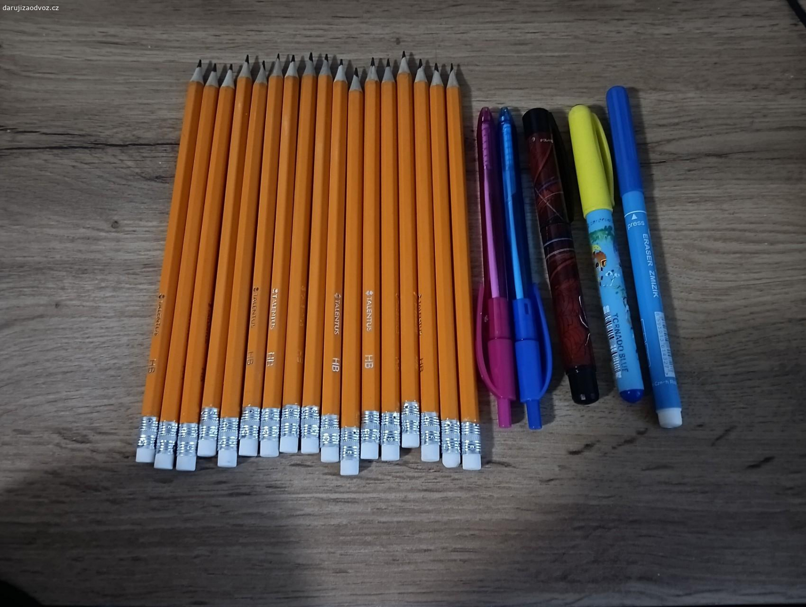 školní potřeby. Pro děti do školy/na kreslení, hraní... tužky, obaly na sešity A4 a A5, nepoužitý diář. Do spiderman pera potřeba dokoupit inkoustové bombičky.