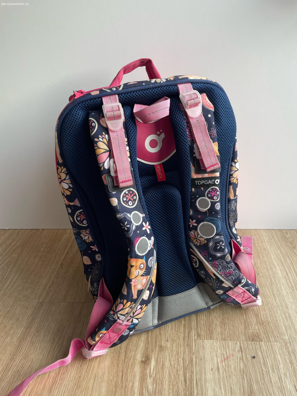školní taška Topgal. Nabízím za odvoz nesmrtelný školní batoh Topgal.Popruhy již vyšisované,když se přepere v ruce,ještě službu udělá.Zipy funkční,nikde se netrhá,je to držák.