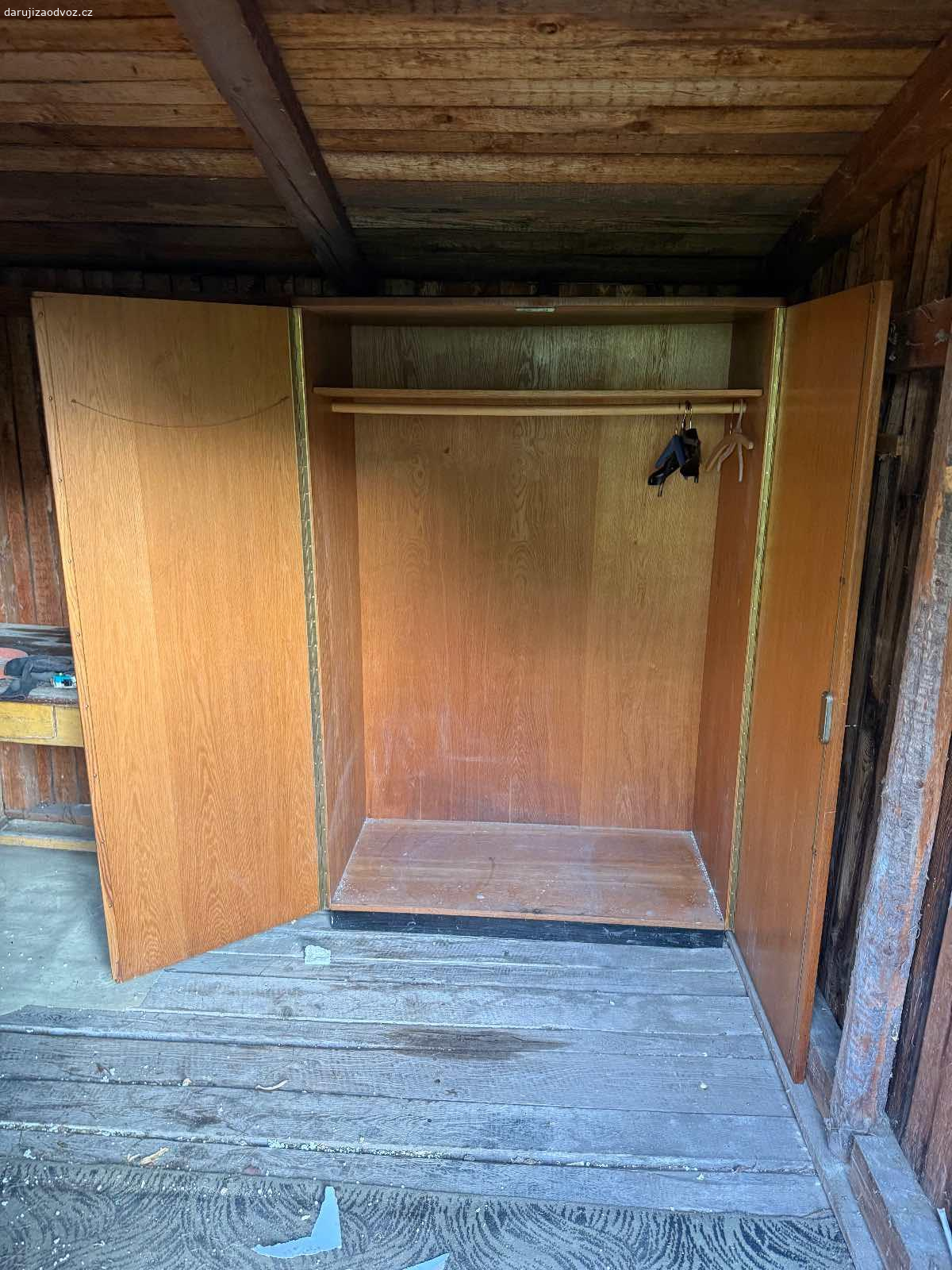 Skříň 1200x1795mm (ŠxV). Daruji za odvoz starou skříň třeba k renovaci…
Je docela v dobré kondici, zámek funkční.