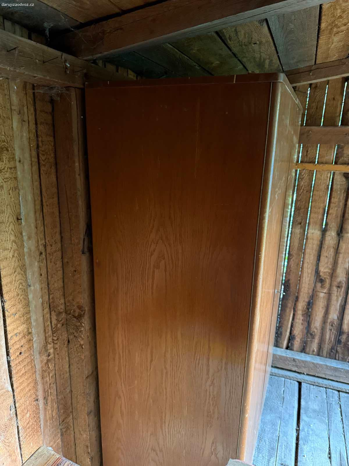 Skříň 1200x1795mm (ŠxV). Daruji za odvoz starou skříň třeba k renovaci…
Je docela v dobré kondici, zámek funkční.