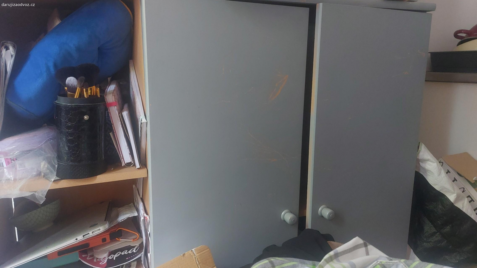 Skříň a nastavec na skříň FANDRU. Dobrý den, 
Dáme za odvoz skříň a nastavec.
Skříň: 105x35 
Nástavec: 100x40
Uvedené věci poslouží někomu třeba na chalupě nebo v dílně.  
Jsme v Praze 4  a přesnou adresu dám.
Předání nejlépe do čtvrtka.  Prostě kdo dřív napíše je jeho .