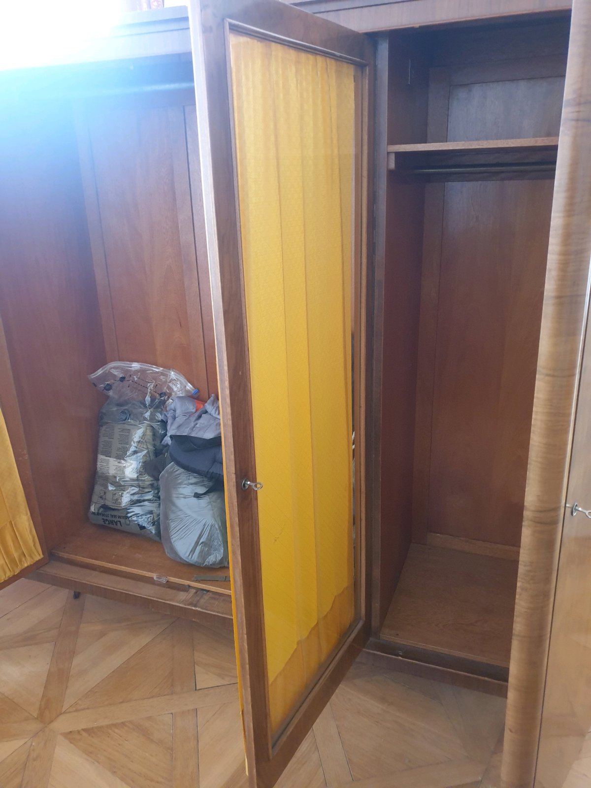 skříň a noční stolky. Nabízíme historickou skříň o délce 257cm, hloubce 65cm, výška 195cm. 

Skříň lze rozložit o odvézt ve složenem stavu.