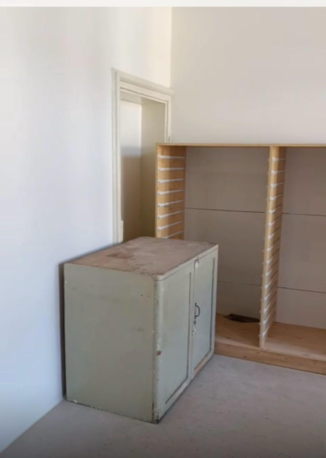 skříň a policový díl. police i skříň mají výjezdní police na papíry..velikost AO