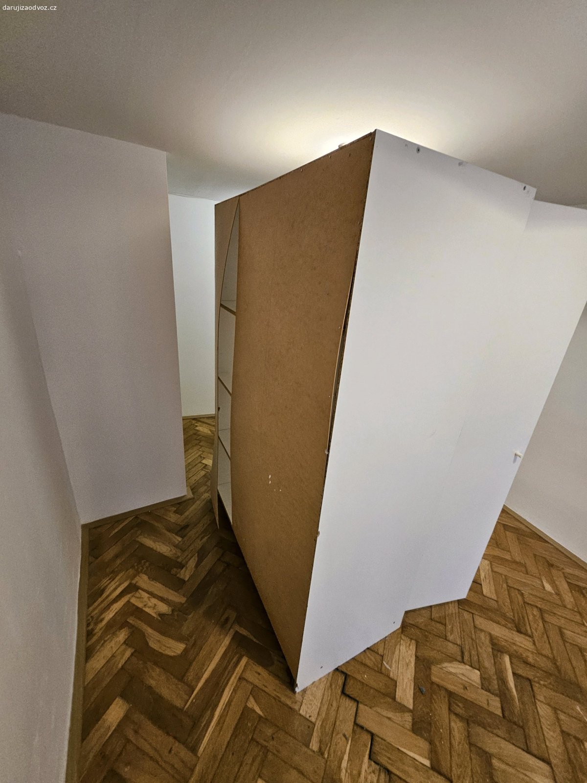 Skříň, bílá,. Daruji skříň 
Rozměry: výška 180 cm, hloubka 55 cm, šířka 118 cm