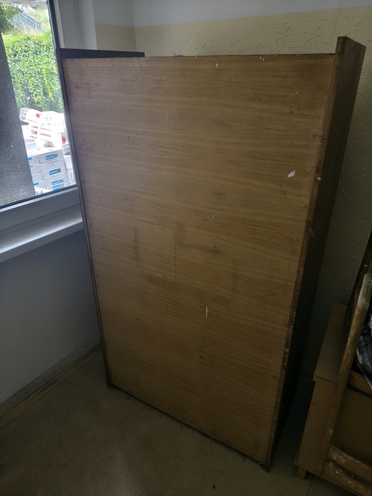 Skříň, dřevotříska s dýhou.. Odvoz ihned. Snést -1.poschodí
2x dvířka
2x police volné
1x horní police pevná
šířka 84 cm
výška 150 cm
hloubka 45 cm