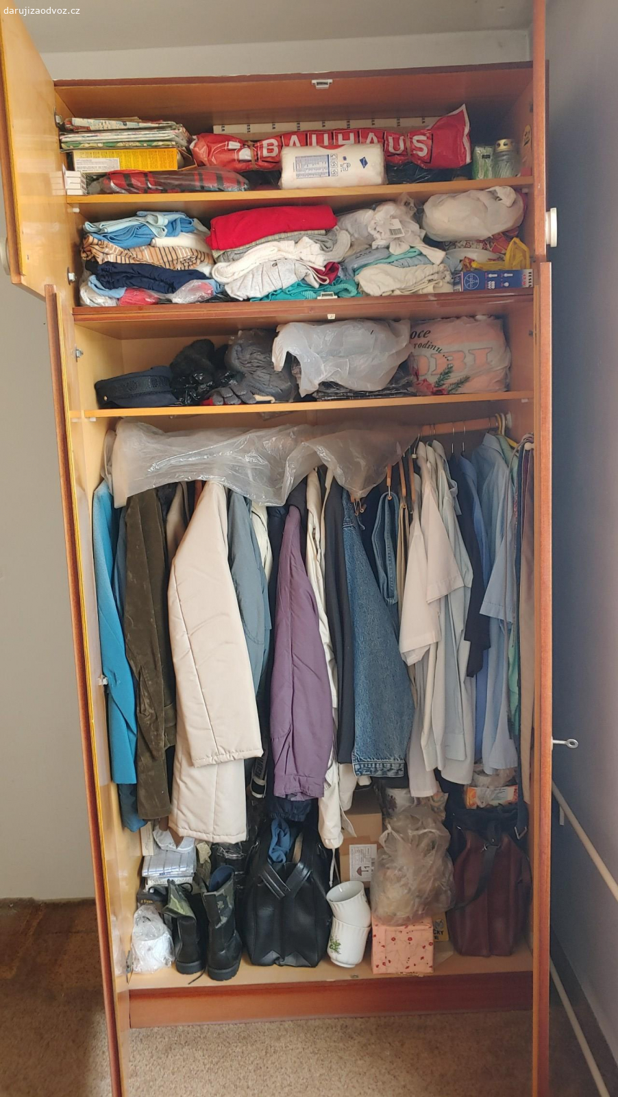 Skříň s nastavcem. Za odvoz 2xskříň s nástavcem. Rozměry 182x110x60, 182x160x60, nástavec 50x110x60. Stav perfektní. Nutný vlastní odnos z 2.patra bez výtahu. Odvoz nejdéle do středy 6.8.