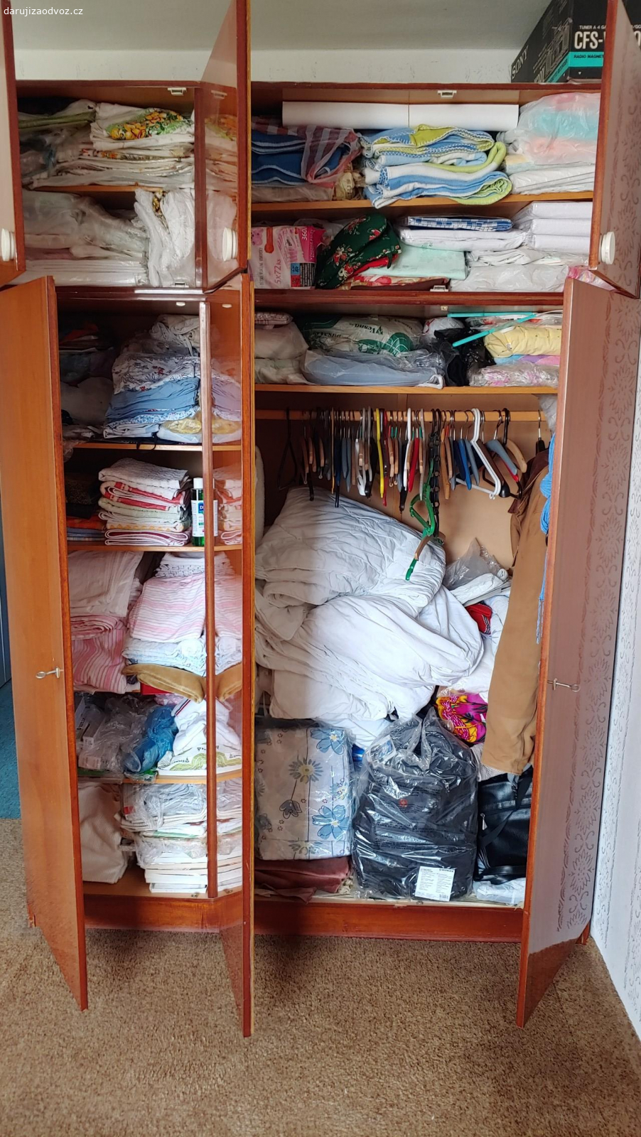 Skříň s nastavcem. Za odvoz 2xskříň s nástavcem. Rozměry 182x110x60, 182x160x60, nástavec 50x110x60. Stav perfektní. Nutný vlastní odnos z 2.patra bez výtahu. Odvoz nejdéle do středy 6.8.