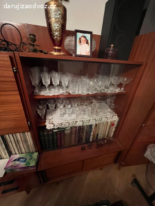 Daruji skříň s vitrínou