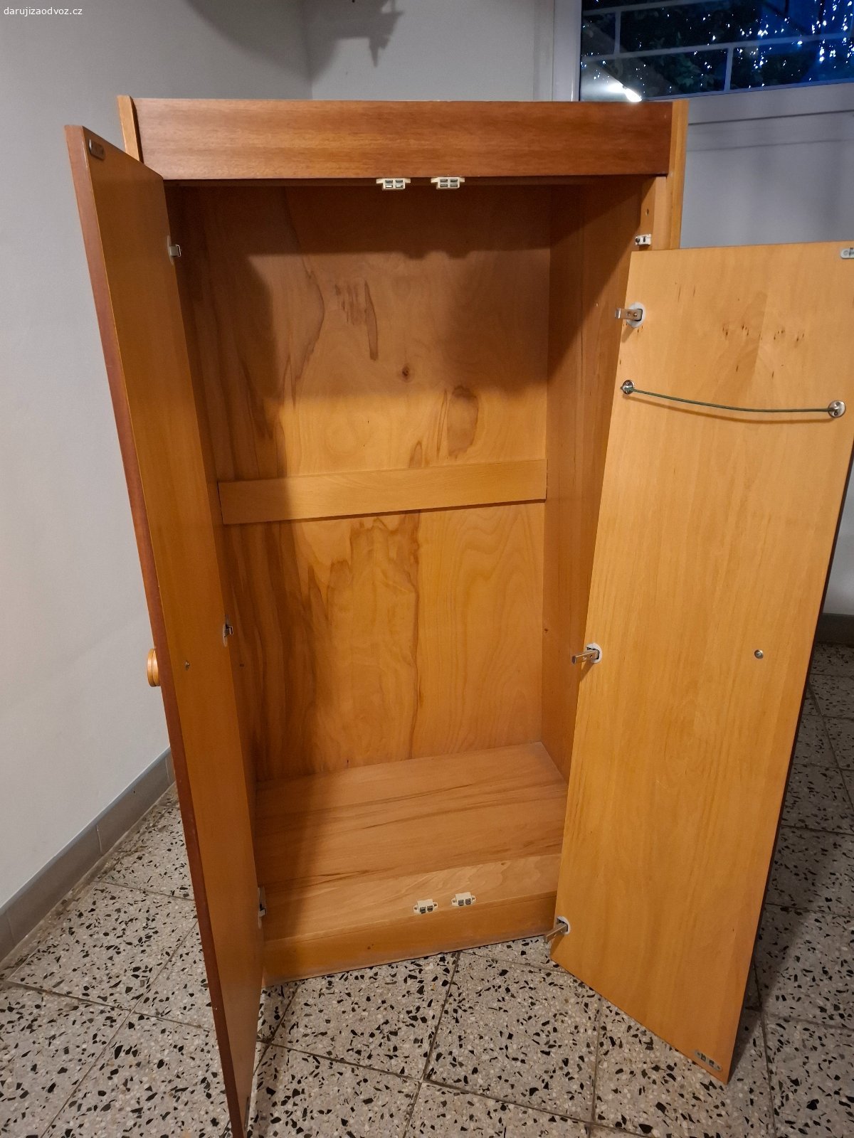 Skříň šatní + nástavec. Daruji za odvoz Skříň šatní + nástavec
Skříň
Šířka: 83 cm
Výška: 161 cm
Hloubka: 58,5 cm
Nástavec
Šířka 83 cm
výška 50,5 cm
Hloubka 58,5 cm
Včetně police do šatní skříně a včetně police do nástavce.
Pouze celá sada.
Pravé dveře pouze demontovány.