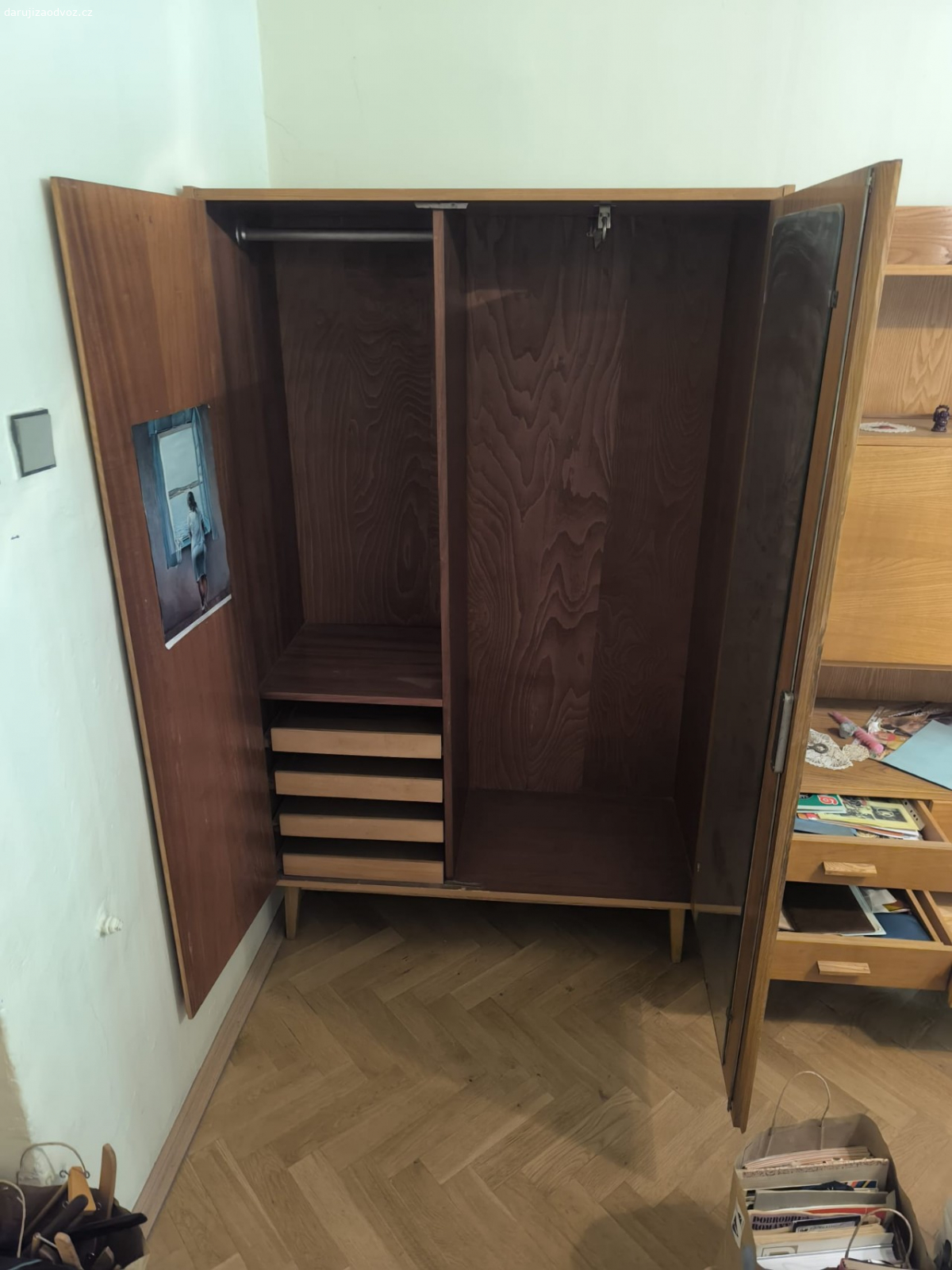 Skříň šatní. Skříň má výsuvný držák na ramínka, fotka je ponechána, dá se případně sundat.