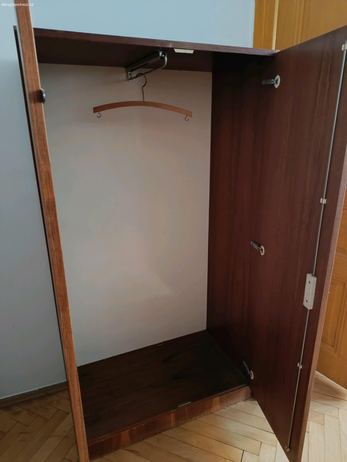 Skříň šatní. Šatní skříň za odvoz
výška 145, šířka 80, hloubka 45