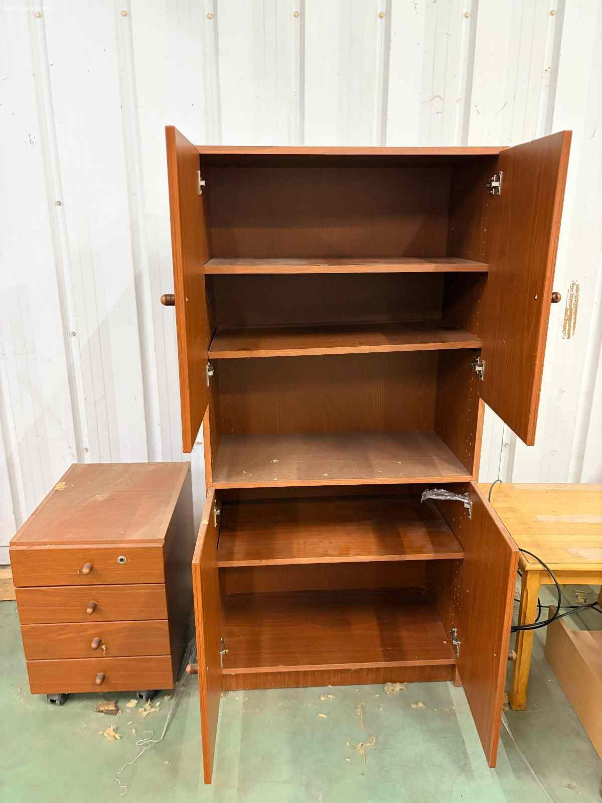 Skříň + šuplíky. Skříň z lamina o rozměru 165x80x45 a šuplíky o rozměru 60x45x60.